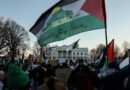 अमेरिका : पत्रकारों के व्हाइट हाउस में भोज तक पहुंचा इस्राइल विरोधी प्रदर्शन, प्रदर्शनकारियों ने लहराए फलस्तीनी झंडे