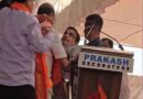 महाराष्ट्र के यवतमाल में एक चुनावी रैली के दौरान बेहोश हो गए गडकरी