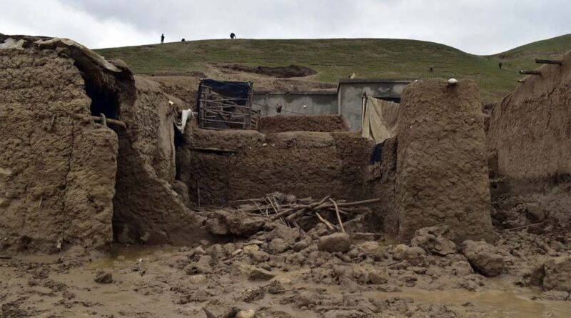 अफगानिस्तान में भारी बारिश के चलते आई विनाशकारी बाढ़ से 300 से ज्यादा लोगों की मौत