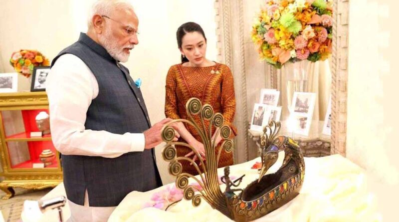 थाई प्रधानमंत्री शिनवात्रा को प्रधानमंत्री मोदी ने डोकरा पीतल की मोर नाव की भेंट