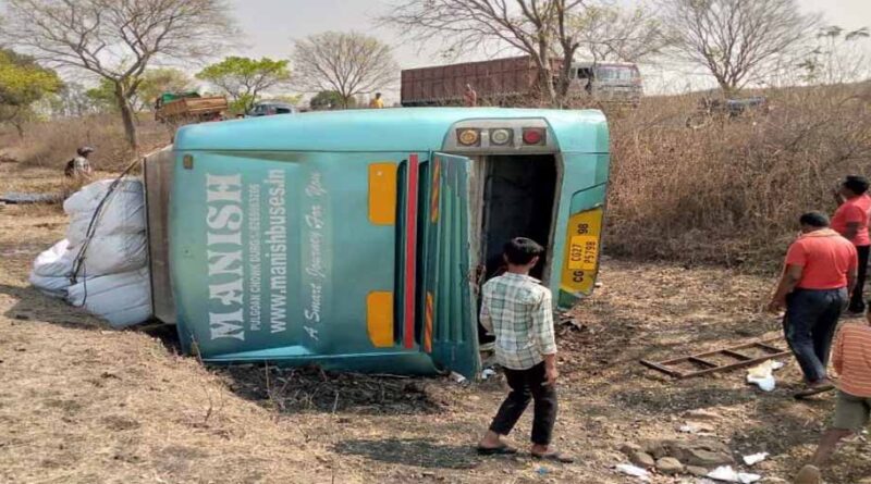 दुर्ग से प्रयागराज जा रही बस एमपी में पलटी, कई यात्री घायल