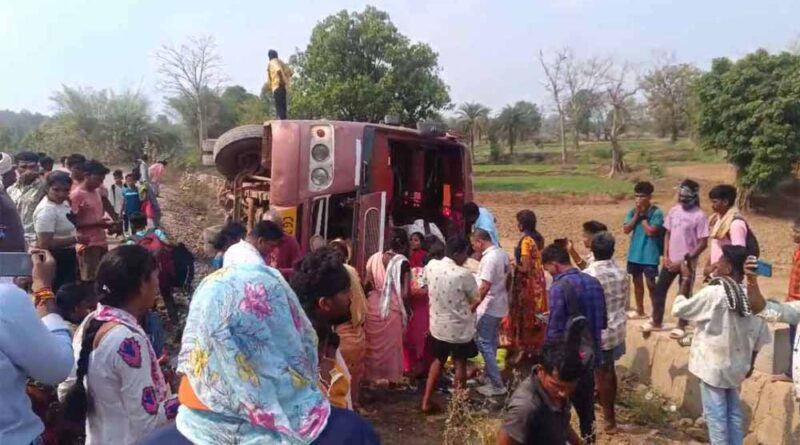 ओरछा मार्ग पर यात्री बस पलटी, कई यात्री घायल