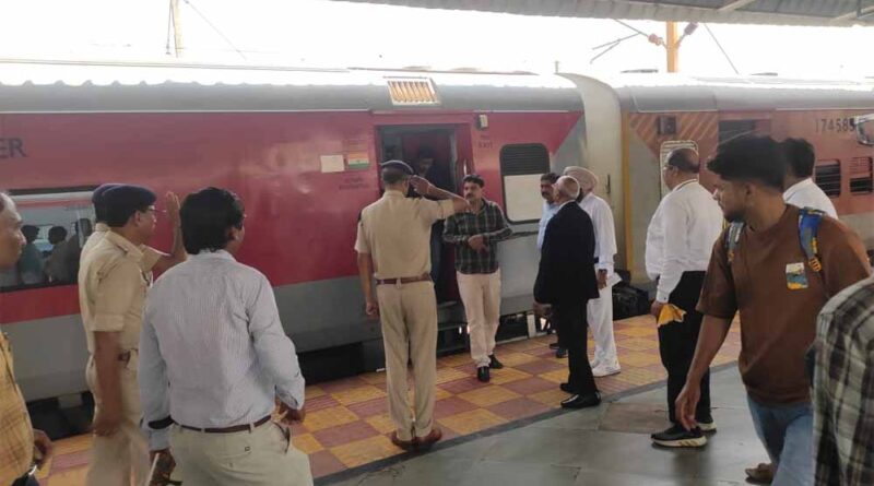 रेलवे के रायपुर मंडल में अवैध वेंडिंग और टिकट चेकिंग को लेकर व्यापक अभियान चलाया, DRM ने भी पकड़ लिए 11 अवैध वेंडर्स