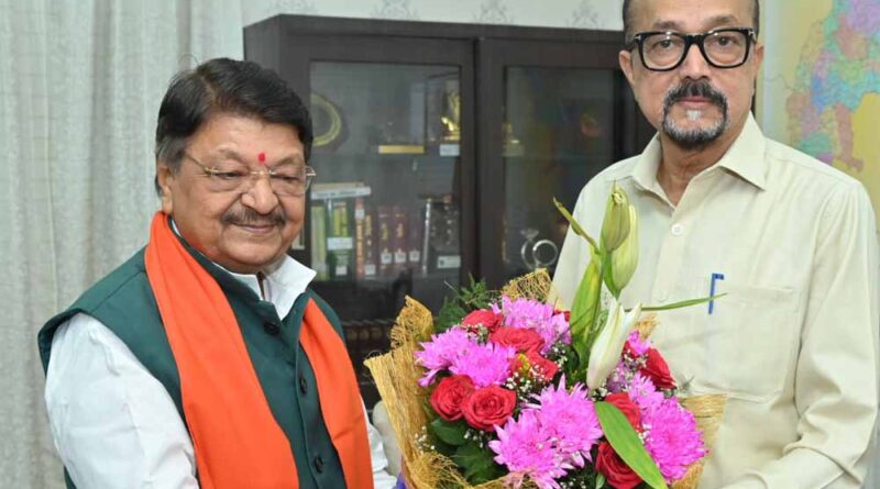 राज्यपाल डेका से मध्य प्रदेश के केबिनेट मंत्री विजयवर्गीय ने की भेंट