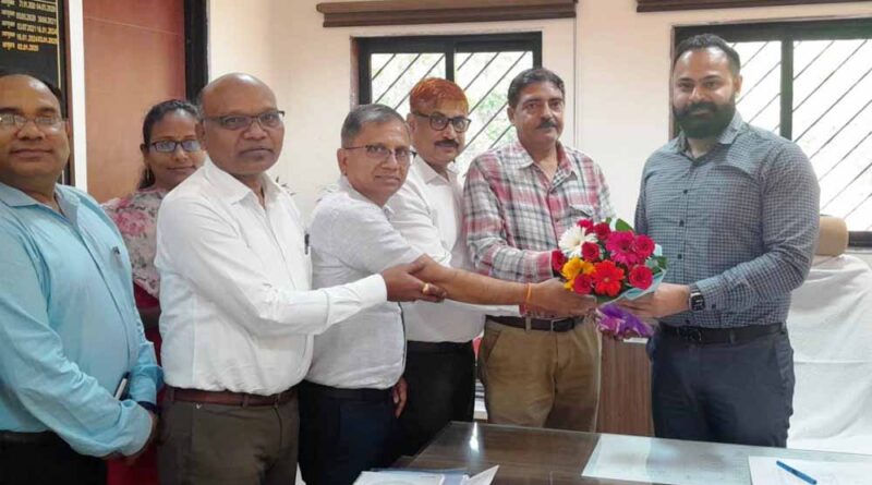 आदिम जाति कल्याण विभाग के नवनियुक्त आयुक्त डॉ.सारांश मित्तर ने संभाला कार्यभार