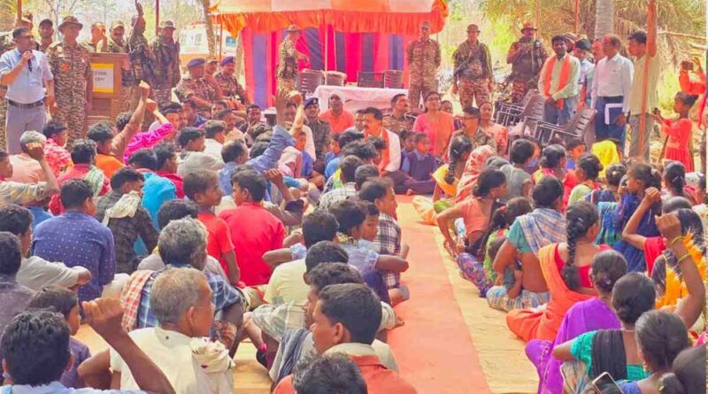 गृह मंत्री ने रायगुड़ेम में लोगों के साथ चौपाई लगाकर सुनी उनकी समस्याएं