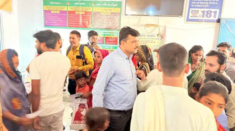 तहसीलदार ने अवैध रूप से संचालित आधार कार्ड सेंटर पर  किया छापामार कार्यवाही