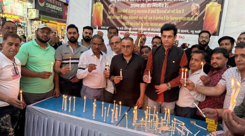 टाउन चौराहे पर न्यूमार्केट के व्यापारियों ने श्रद्धांजलि सभा की आयोजित