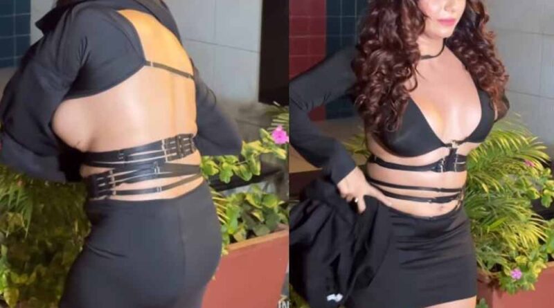 तान्या चटर्जी पैपराजी को पोज देने के लिए उतार दिया टी-शर्ट