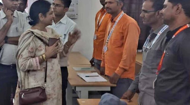 पश्चिम मध्य रेल महाप्रबंधक श्रीमती शोभना बंदोपाध्याय ने रेलवे के एरिया ट्रेनिंग सेंटर का निरीक्षण किया