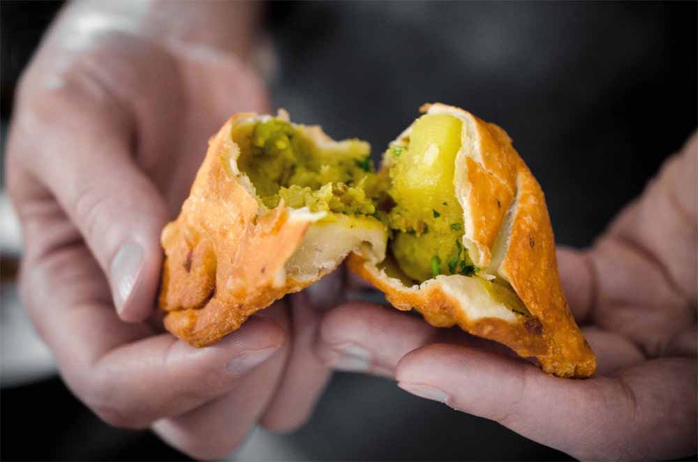 आज बनाएं खस्ता मटर समोसा