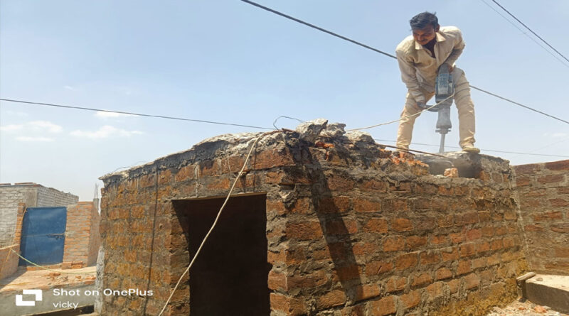 एमपी ट्रांसको ने मानव जीवन के लिए घातक अनाधिकृत निर्माण तोड़े