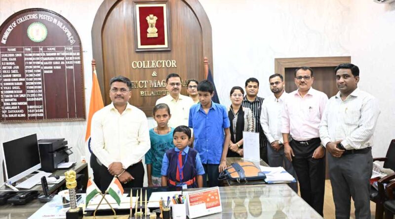 कलेक्टर ने दृष्टिबाधित बच्चों को पढ़ाई के लिए दिया मोबाईल