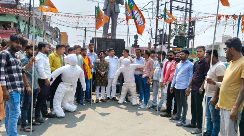 भाजपा युवा मोर्चा ने आज अंबेडकर चौराहा पर सोनिया गांधी और राहुल गांधी का पुतला दहन किया गया