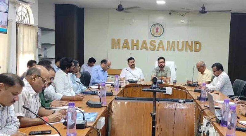 महासमुंद : कलेक्टर ने ली सुशासन तिहार में प्राप्त आवेदनों के निराकरण हेतु समीक्षा बैठक