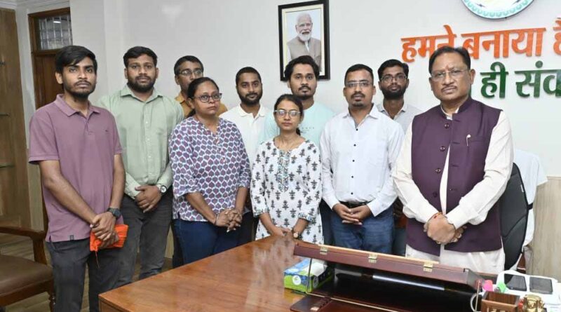 रायपुर : मुख्यमंत्री विष्णु देव साय से सौजन्य मुलाकात के बाद बीएड प्रशिक्षित बर्खास्त सहायक शिक्षकों ने आंदोलन समाप्ति की घोषणा की