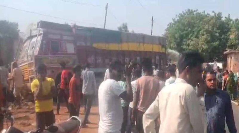 छतरपुर में झांसी-खजुराहो नेशनल हाईवे पर सुबह ट्रक की टक्कर से बाइक सवार तीन की मौत