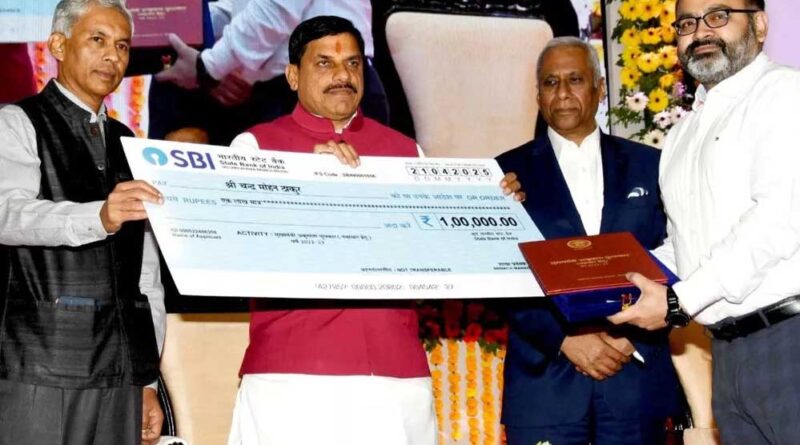 मुख्यमंत्री डॉ. मोहन यादव ने राष्ट्रीय लोकसेवा दिवस पर 16 लोकसेवकों को पुरस्कृत किया, लोकसेवकों को किया पुरस्कृत,  विकसित भारत में राज्य की बड़ी भूमिका