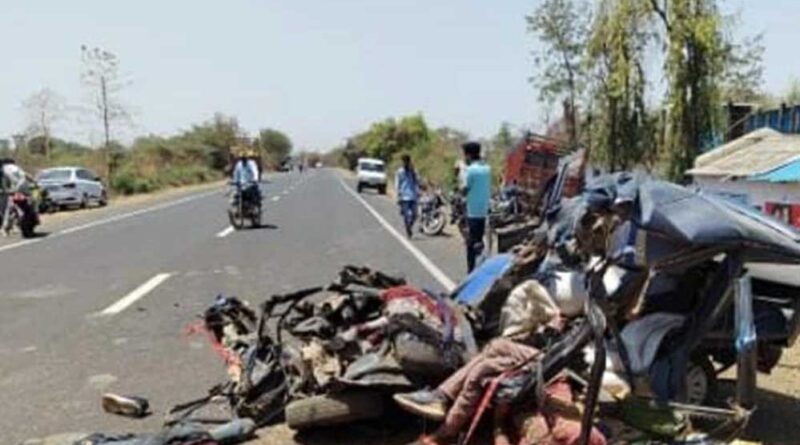 सागर -बीना रोड पर भीषण हादसा, ट्रक और वैन की भिड़ंत में स्कूटी आई चपेट में, तीन की मौत