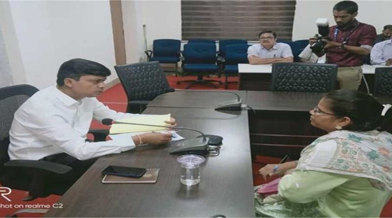 कलेक्टर रोशन कुमार ने जनसुनवाई में आते ही कहा समस्याएं लेकर आने वाले लोगों के लिए चेयर लगाइए