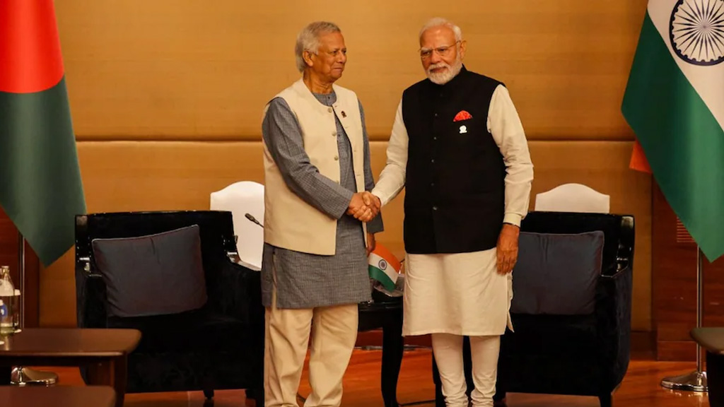 द्विपक्षीय तनाव के बीच पीएम मोदी और बांग्‍लादेश के यूनुस के बीच मुलाकात