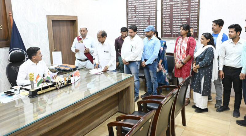 साप्ताहिक जनदर्शन में कलेक्टर ने सुनी लोगों की समस्याएं