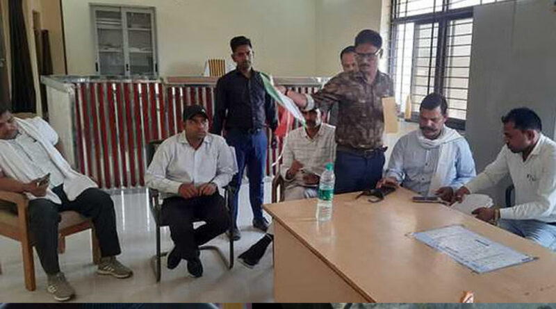 तहसील का बाबू चार हजार की रिश्वत लेते पकड़ा गया, इसलिए मांगी थी घूस