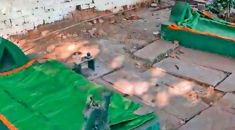 शासकीय आवासीय परिसर के पीछे खाली जगह पर मजारें दिखाईं दीं, जालियों की आड़ में बना ली थी