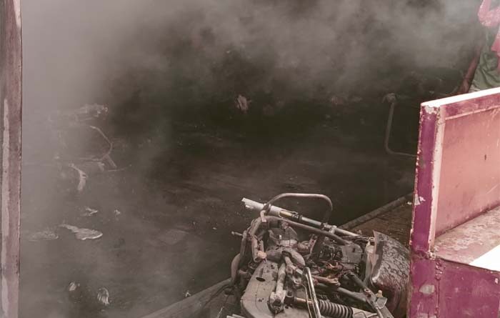 नगर के कृषि उपज मंडी प्रांगण स्थित टीन शेड से बने अनाज गोदाम में अचानक लगी आग, 100 क्विंटल सोयाबीन व 8 बाइक खाक