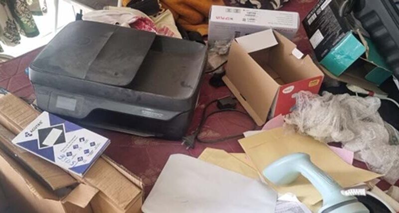 सर्जरी के बाद मौत के मामले में गिरफ्तार फर्जी डॉक्टर के प्रयागराज स्थित घर पर मिली फर्जी डाक्यूमेंट बनाने की मशीनें