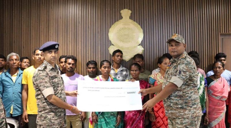 26 लाख के इनामी 22 नक्सलियों ने आज डीआईजी के समक्ष किया आत्मसमर्पण