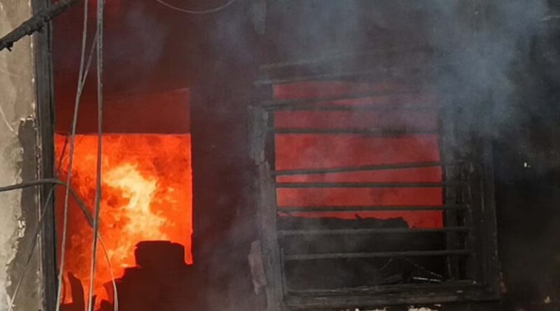 आंध्र प्रदेश के अनकापल्ली जिले में एक पटाखा निर्माण इकाई में आग लगने से आठ लोगों की मौत