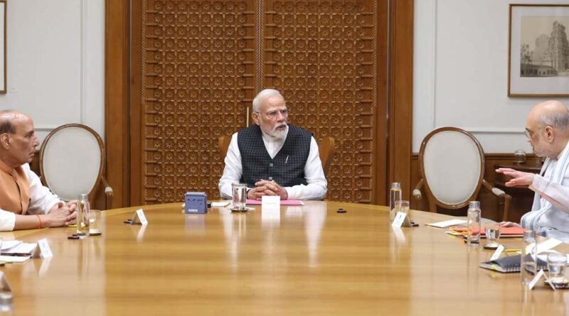 भारत और पाकिस्तान में तनाव चरम पर पहुंचा, सरकार बोली- पाकिस्तान से जल्द से जल्द वापस लौटें भारतीय