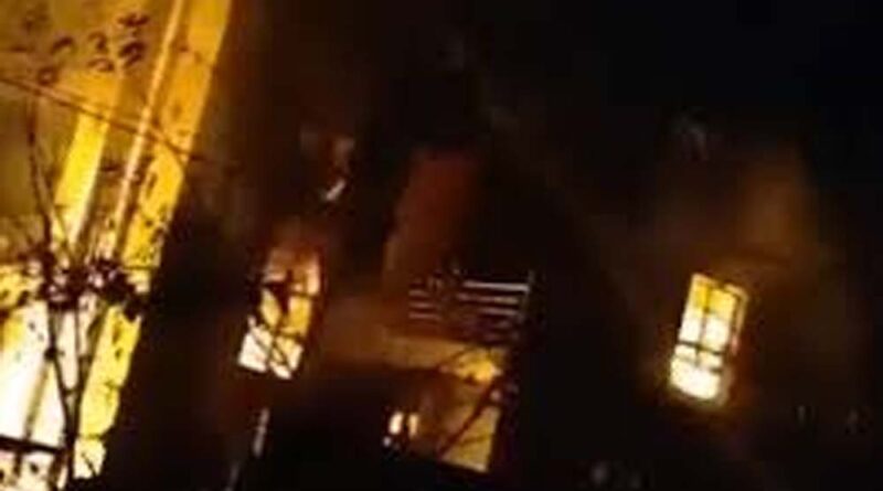 पश्चिम बंगाल के मुर्शिदाबाद जिले के जंगीपुर क्षेत्र में वक्फ संशोधन कानून के खिलाफ प्रदर्शन के दौरान हालात बेकाबू