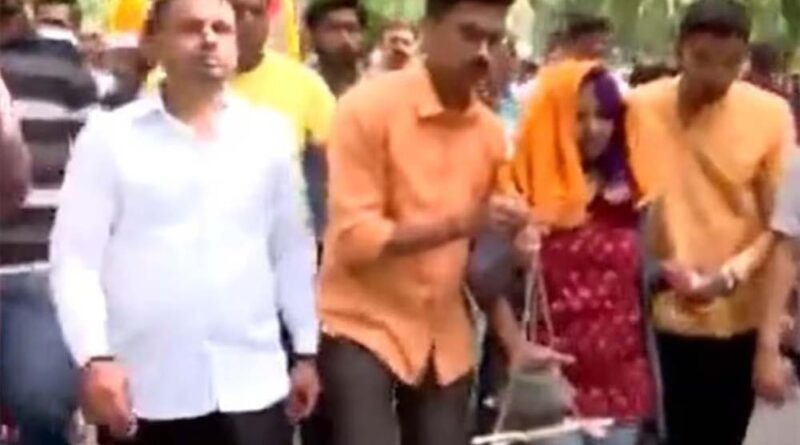 पुणे निवासी संतोष जगदाले की बेटी ने खून से सने वही कपड़े पहनकर पिता की अर्थी को कंधा दिया