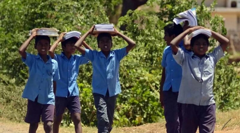 लगातार बढ़ रही गर्मी को देखते हुए राज्य सरकार ने स्कूलों में ग्रीष्कालीन अवकाश की छुट्टी घोषित की