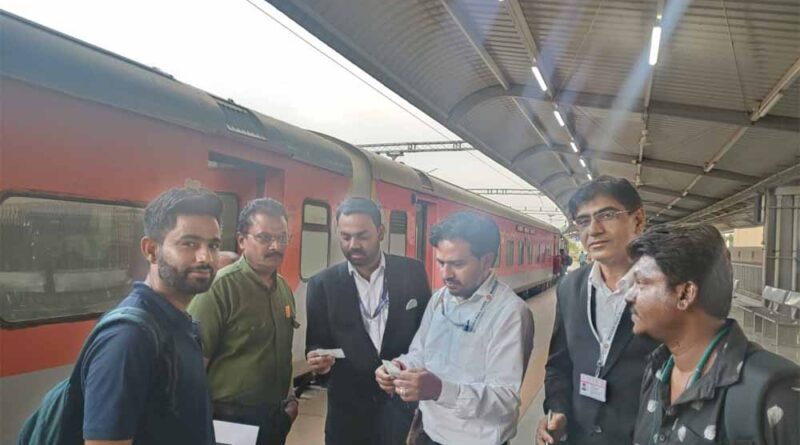 इटारसी स्टेशन पर ‘किलाबंदी’ टिकट चेकिंग: 190 यात्री पकड़े गए, ₹1.11 लाख जुर्माना वसूला