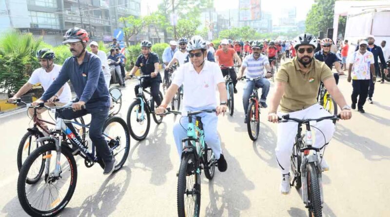 विश्व साइकिल दिवस पर मंत्री टंकराम वर्मा ने चलाई साइकिल