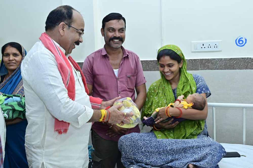 उप मुख्यमंत्री साव पहुंचे मातृ-शिशु अस्पताल, भर्ती महिलाओं तथा नवजातों के परिजनों से मिलकर सेहत की जानकारी ली