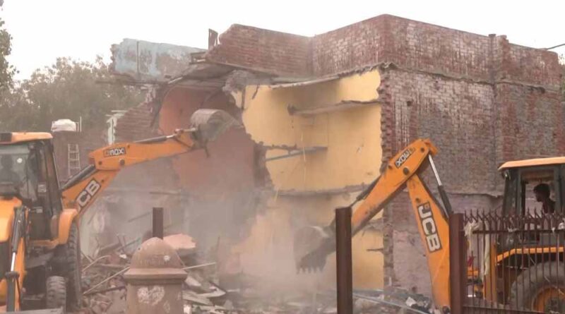 मद्रासी कैंप में 300 से अधिक झुग्गियां हुईं जमींदोज़