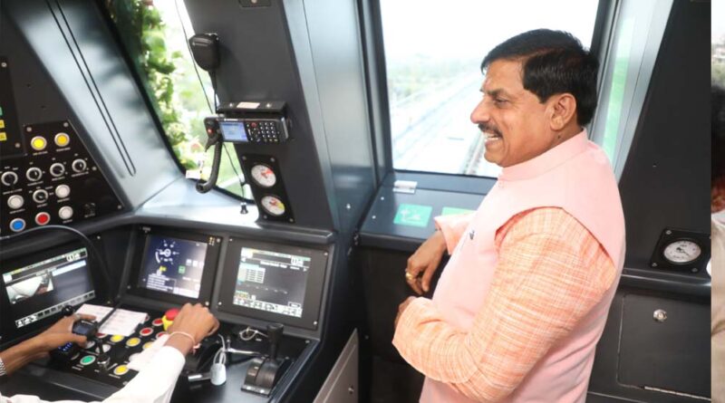 मुख्यमंत्री डॉ. यादव ने किया नव-उद्घाटित इंदौर मेट्रो ट्रेन का निरीक्षण