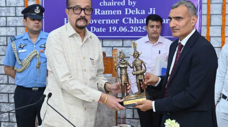 राज्यपाल डेका ने बेमेतरा जिले में प्रशासनिक अधिकारियों के साथ बैठक