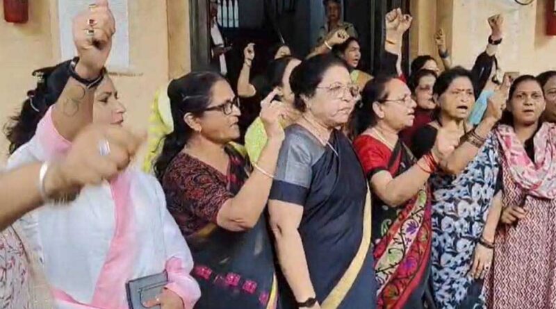 इंदौर भाजपा महिला मोर्चा ने कमिश्नर ऑफिस के सामने किया प्रदर्शन, कांग्रेस पार्षद कादरी को बर्खास्त करने की मांग