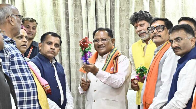 मुख्यमंत्री  विष्णु देव साय को बस्तर के ऐतिहासिक ‘गोंचा महापर्व’ का आमंत्रण : ‘तुपकी’ भेंट कर किया गया सम्मान