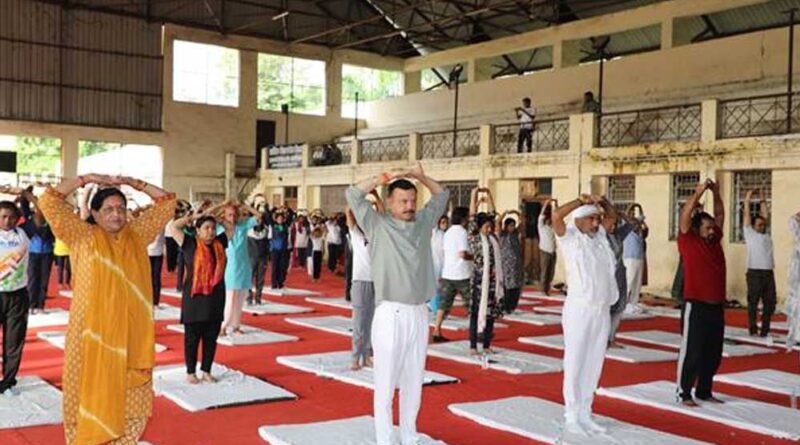 शरीर और मन को स्वस्थ रखने के लिए योग करें : स्कूल शिक्षा मंत्री सिंह