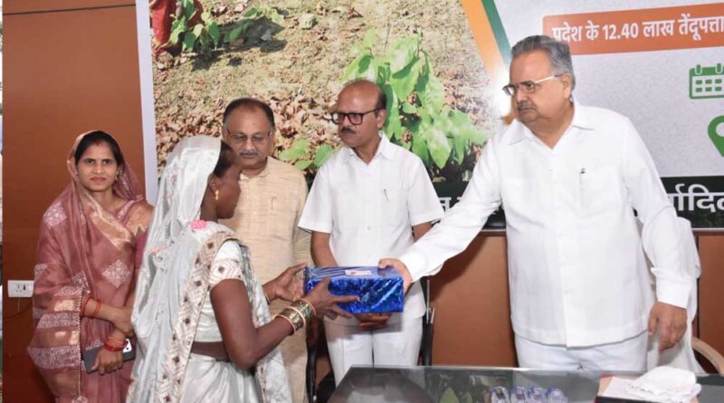 वनवासियों के पैरों सुरक्षा के लिए चरण पादुका योजना उपयोगी: विधानसभा अध्यक्ष डॉ. रमन सिंह