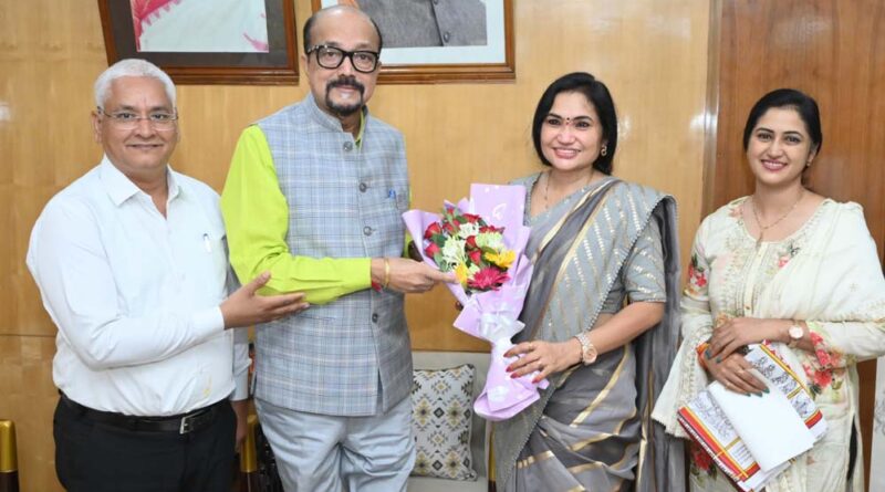 राज्यपाल डेका से छत्तीसगढ़ राज्य केश शिल्प कल्याण बोर्ड की अध्यक्ष ने की सौजन्य भेंट
