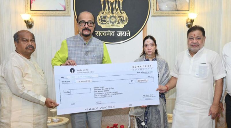 राज्यपाल  डेका ने पहलगाम आतंकी हमले में जान गंवाने वाले स्वर्गीय  अग्रवाल के परिजनों को दी 2 लाख रूपये की सहायता राशि