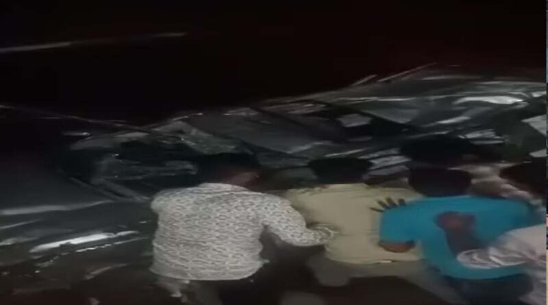 अकोला में दर्दनाक सड़क हादसा! पुल की रेलिंग तोड़ते हुए 30 फीट नीचे गिरी, 3 लोगों की मौत