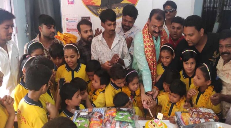 नंदकिशोर पहाड़िया ने अपना जन्मदिन सेवा कार्यों के साथ मनाया